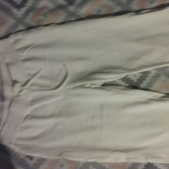 Calvin Klein Large Tee & White Capri Jogger - Picture 5 of 7